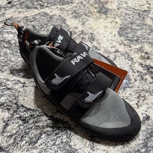 Climb X Rave Black and Gray Climbing Shoes Size 5.5